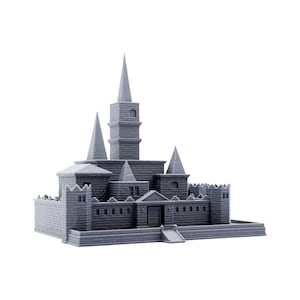 Peut inclure: Un modèle de château gris imprimé en 3D comprenant une tour centrale élevée, deux tours latérales plus petites et un mur fortifié entourant l'ensemble avec des créneaux. La structure présente une texture de briques détaillée sur ses surfaces.
