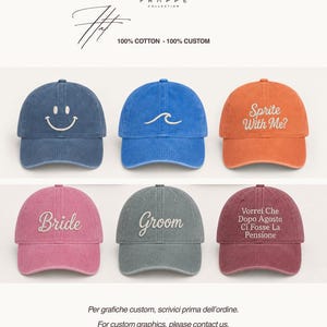 Può includere: Sei cappellini da baseball in vari colori, tra cui blu, arancione, rosa e grigio. I cappellini presentano ricami: una faccina sorridente, un'onda e le scritte Sprite With Me?, Bride, Groom e Vorrei Che Dopo Agosto Ci Fosse La Pensione.