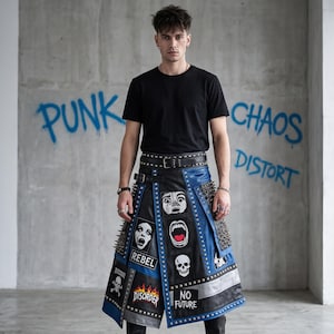 Puede incluir: Una camiseta negra y una falda tipo kilt larga cruzada hecha de paneles de cuero negro y azul. La falda presenta tachuelas metálicas, herrajes plateados y varios parches gráficos que incluyen una calavera, una boca gritando y el texto REBEL, DISORDER, NO FUTURE.