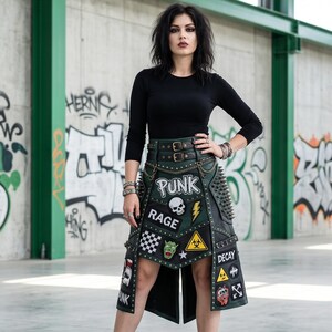 Puede incluir: Una camiseta negra de manga larga combinada con una falda verde oscuro con varios parches, incluyendo una calavera, un rayo, un símbolo de riesgo biológico y las palabras PUNK, RAGE y DECAY. La falda tiene tachuelas metálicas, hebillas y cadenas.