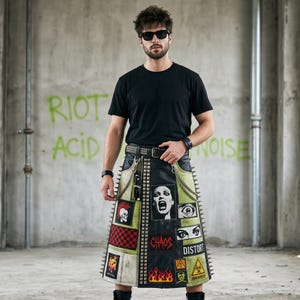 Puede incluir: Una camiseta negra y una falda escocesa negra y verde lima con tachuelas metálicas, cadenas plateadas y varios parches gráficos que incluyen una calavera, una cara gritando, ojos, la palabra CHAOS, llamas y un símbolo de riesgo biológico con el texto DISTORT.