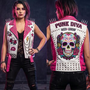 Wit roze leren damesvest met studs en suikerschedelpatch punk diva bikervest spikes op maat gemaakt handgemaakt vest