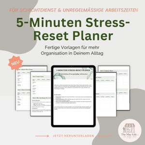 Könnte beinhalten: Ein digitaler Planer mit dem Titel 5-Minuten Stress-Reset Planer für Schichtdienst und unregelmäßige Arbeitszeiten, angezeigt auf einem Tablet, umgeben von mehreren ausgedruckten Vorlagenseiten mit deutschem Text und einem kleinen Logo.