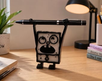 Portapenne Doodlebob: organizer da scrivania stampato in 3D con grafica fan art, contiene penne, matite e articoli per il disegno.