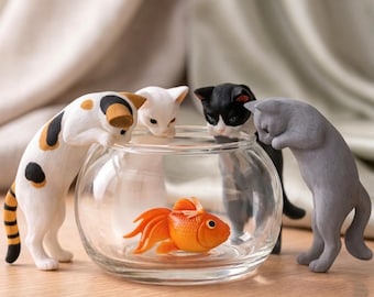 Statuetta di gatti curiosi che osservano pesci rossi, decorazione stravagante per la scrivania, statuetta di gatto in miniatura, idea regalo.
