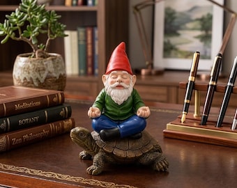 Gnomo in meditazione su una tartaruga - Statuetta da giardino zen, ornamento da scrivania