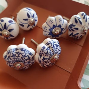 Handmålade keramiska skåpsknoppar – Jaipur blommiga boho lådhandtag