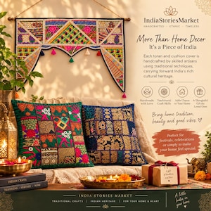 Op de afbeelding: Een decoratieve wandhanger met kleurrijk geometrisch borduurwerk en kwastjes, gecombineerd met twee vierkante sierkussens met ingewikkelde patchworkpatronen in groen- en blauwtinten, gepresenteerd naast een geschenkdoos en koperen accenten.