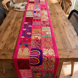 Roze patchwork tafelloper, handgemaakt geborduurd textiel, boho eettafeldecoratie, kleurrijk woonaccessoire