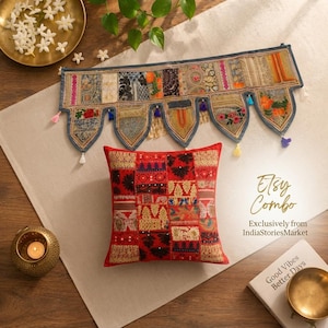 Op de afbeelding: Een rechthoekige patchwork wandhanger met blauwe rand en kleurrijke geborduurde panelen, voorzien van hangende kwastjes, gecombineerd met een vierkant rood patchwork kussen. De tekst op de afbeelding luidt Etsy Combo Exclusively from IndiaStoriesMarket.