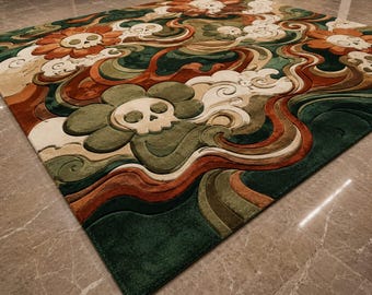Puede incluir: Una alfombra rectangular con un patrón repetitivo de flores estilizadas con centros de calavera en tonos verde oscuro, naranja quemado y crema. El diseño incluye líneas fluidas y onduladas y formas arremolinadas que crean un aspecto texturizado.