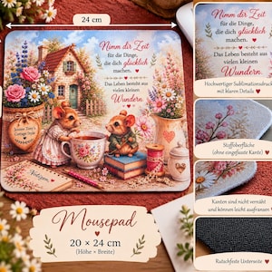 Könnte beinhalten: Ein rechteckiges Mauspad mit den Maßen 20 x 24 cm, das zwei Mäuse in einer Gartenlandschaft mit Häuschen, Blumen und einer Teetasse zeigt. Der Text lautet: Nimm dir Zeit für die Dinge, die dich glücklich machen. Das Leben besteht aus vielen kleinen Wundern.