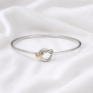 Liebesknoten-Armband, hergestellt auf Cape Cod, Armband mit maritimem Küstenknoten, Messingkugel und Armreif aus Sterlingsilber, maritimer Küstenschmuck