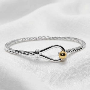 Hergestellt auf Cape Cod. Armband mit nautischem Knoten, Messingkugel und gedrehtem Armreif aus Sterlingsilber. (Geflochtener Draht)