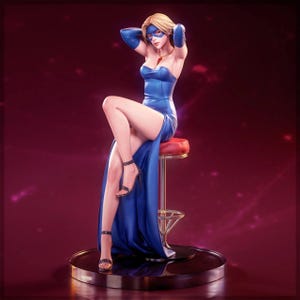Könnte beinhalten: Eine blonde Figur in einem blauen, trägerlosen Kleid mit hohem Schlitz, blauen Opernhandschuhen und einer blauen Augenmaske. Die Figur sitzt auf einem Barhocker mit roter Sitzfläche und Chromfuß, trägt eine Goldkette mit rotem Anhänger und schwarze Riemchensandalen.