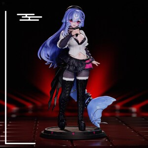 Peut inclure: Une figurine de style anime représentant un personnage aux longs cheveux bleus, aux yeux rouges et portant un symbole de croissant de lune sur le front. La figurine porte un haut blanc, une jupe noire, des bas résille et des bottes noires.