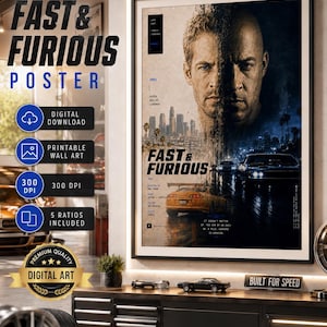 Può includere: Un poster cinematografico incorniciato di Fast & Furious con un ritratto diviso di due uomini, lo skyline di una città e un'auto sportiva gialla. Il testo include il titolo Fast & Furious, dettagli sul film e la citazione It doesn't matter if you win by an inch or a mile. Winning is winning.