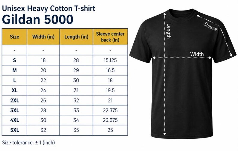 Op de afbeelding: Een zwart Gildan 5000 t-shirt van zwaar katoen met een maattabel die de breedte, lengte en mouwlengte vanaf het midden van de rug in inches weergeeft voor de maten S tot 5XL, inclusief een maattolerantie van plus of min 1 inch voor het kledingstuk.