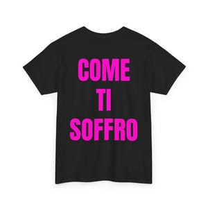 Può includere: Una t-shirt nera a maniche corte con la scritta COME TI SOFFRO stampata in lettere maiuscole rosa acceso al centro del petto. Il capo presenta un classico girocollo e un orlo dritto, caratterizzato da un design semplice ed essenziale.