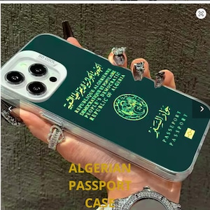 Peut inclure: Une coque de téléphone vert foncé arborant le design d'un passeport algérien, incluant l'emblème national, le texte "REPUBLIQUE ALGERIENNE DEMOCRATIQUE ET POPULAIRE," "PEOPLE'S DEMOCRATIC REPUBLIC OF ALGERIA," et le mot "PASSEPORT" en doré.