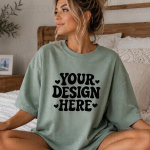 Mockup della felpa Gildan SF000 Sage, mockup girocollo Softstyle, mockup pullover in pile unisex, felpa vuota, download digitale JPG su richiesta (POD).