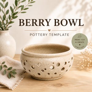 Może przedstawiać: Nakrapiana beżowa ceramiczna miska na owoce jagodowe z okrągłymi wycięciami po bokach. Tekst BERRY BOWL POTTERY TEMPLATE znajduje się nad miską, a okrągła zielona odznaka zawiera napis PRINT, CUT & CREATE, SCALE 100%.