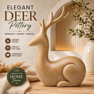 Könnte beinhalten: Eine beige Keramik-Hirschfigur in sitzender Position mit texturiertem Geweih. Das Bild enthält den Text ELEGANT DEER Pottery, MINIMALIST ELEGANT TIMELESS, MODERN DECOR, PERFECT GIFT IDEA, HANDMADE WITH LOVE und PERFECT FOR HOME Decor.