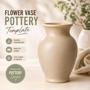 Könnte beinhalten: Eine beige Keramik-Blumenvase mit einem ausgestellten Rand und einem abgerundeten Körper. Der Text links lautet: FLOWER VASE POTTERY Template, DIGITAL DOWNLOAD, PRINT AT HOME, CUT, SHAPE & CREATE, sowie ein kreisförmiges Abzeichen: PERFECT FOR POTTERY Lovers.