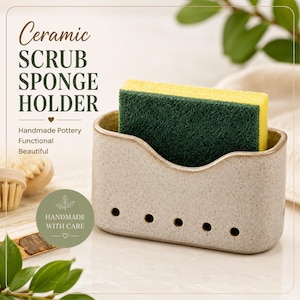 Può includere: Un porta spugna in ceramica beige maculato con un bordo superiore ondulato e cinque fori di drenaggio sulla parte anteriore. Una spugna rettangolare gialla e verde scuro è posizionata all'interno. Il testo sull'immagine recita Ceramic Scrub Sponge Holder.