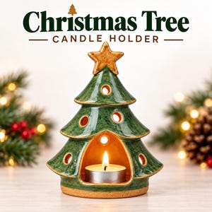 Pode incluir: Um suporte de vela de cerâmica verde em forma de árvore de Natal com uma estrela bege no topo e recortes circulares. O texto "Christmas Tree CANDLE HOLDER" aparece acima. Uma vela acesa está dentro da base oca da estrutura da árvore.