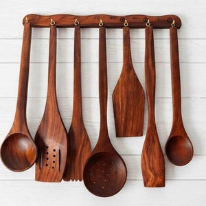 Set di cucchiai da cucina in legno fatti a mano con supporto da parete / Set di 7 utensili da cucina rustici in stile fattoria