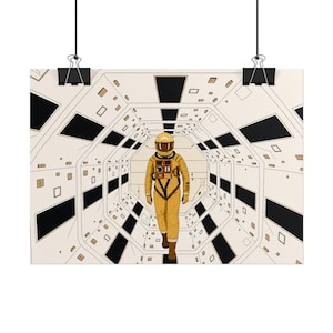 Puede incluir: Una ilustración digital de un astronauta con un traje espacial amarillo caminando por un pasillo octogonal blanco. El pasillo presenta paneles rectangulares negros y pequeños detalles cuadrados, creando una perspectiva hacia la figura central.