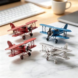 手作りのレトロな錬鉄製複葉機の小さなオーナメント、ミニチュアの懐かしい飛行機の装飾、室内デスクトップのソフトな装飾、記念ギフト