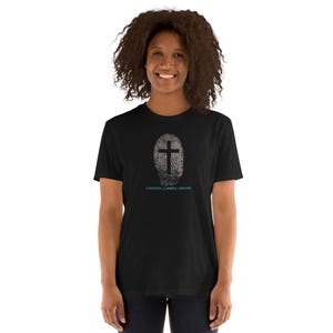 Camiseta única de regalo de identidad cristiana, camiseta con huella dactilar de la Cruz Cubierta, Reclamada y Elegida, camiseta para creyentes con una declaración de fe audaz.