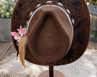 Sombrero vaquero floral marrón chocolate / Grabado láser / Estilo bohemio western / Sombrero de vaquera de boutique