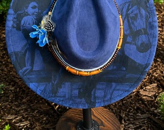 Sombrero de estilo vaquero retro con estampado pin-up de vaquera grabado con láser, de gamuza vegana azul, ideal para conciertos de música country.