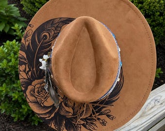 Sombrero estilo ranchero bohemio grabado con láser / Ala ancha de gamuza vegana / Diseño floral botánico / Color camel