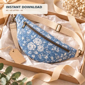 Könnte beinhalten: Eine blaue, gesteppte Bauchtasche mit weißem Blumenmuster, Reißverschluss oben und verstellbarem beigefarbenem Gurtband mit Metallbeschlägen. Ein leeres braunes Papieretikett ist befestigt. Text: INSTANT DOWNLOAD A4 US LETTER A0.