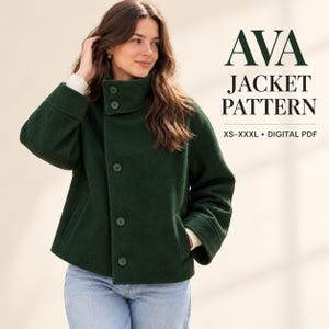 Könnte beinhalten: Eine dunkelgrüne Jacke mit hohem Kragen, langen Ärmeln und vier passenden Knöpfen auf der Vorderseite. Der Text rechts lautet AVA JACKET PATTERN XS-XXXL • DIGITAL PDF. Die Jacke verfügt über Seitentaschen und eine strukturierte Passform.