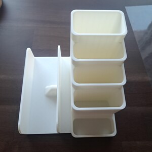 Fjärrkontrollshållare och plats för glasögon