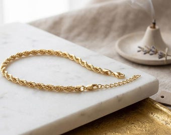 Gold-colored twisted-unisex steel bracelet .