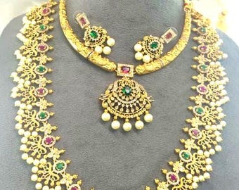 Conjunto de collar de templo chapado en oro con gargantilla y collar largo Haram, joyería nupcial del sur de la India con rubíes, esmeraldas y perlas, con pendientes incluidos. Regalo para ella.