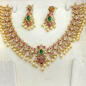 Conjunto de collar de oro, rubí, esmeralda, circonita cúbica y perlas Guttapusalu con colgante en forma de lágrima para novias