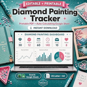 Może przedstawiać: Cyfrowy tracker do diamond painting wyświetlony na ekranie laptopa, zawierający pulpit nawigacyjny z danymi o zestawach, sesjach, godzinach i wykres kołowy. Obraz zawiera turkusowe tło, pisak do diamentów, tackę z koralikami i notatnik.