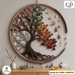 Puede incluir: Un tapiz circular con un &aacute;rbol tejido a crochet que representa las cuatro estaciones: flores rosas, hojas verdes, follaje oto&ntilde;al naranja y rojo, y copos de nieve blancos. Incluye colgantes en forma de luna creciente, estrellas y cristales.