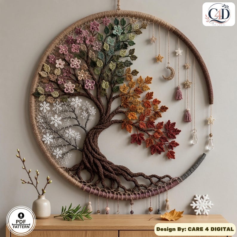 Puede incluir: Un tapiz circular con un &aacute;rbol tejido a crochet que representa las cuatro estaciones: flores rosas, hojas verdes, follaje oto&ntilde;al naranja y rojo, y copos de nieve blancos. Incluye colgantes en forma de luna creciente, estrellas y cristales.