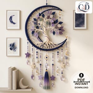 Pode incluir: Uma decoração de parede em forma de meia-lua com uma árvore de crochê de folhas roxas e azuis. O design inclui fios pendentes de contas, estrelas, pequenas luas e cristais transparentes, finalizados com uma borla central em degradê.