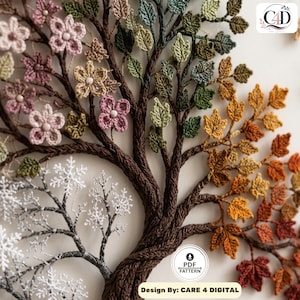 Puede incluir: Una pieza de arte mural de ganchillo que representa un &aacute;rbol con cuatro estaciones. Las ramas tienen flores rosas con cuentas, hojas verdes, copos de nieve blancos y hojas oto&ntilde;ales naranjas y marrones. Un logo dice C4D y PDF PATTERN.