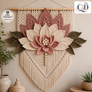 Può includere: Un arazzo in macramè con un grande disegno a fiore di loto a strati nei toni del crema, rosa antico e verde oliva. Il pezzo è appeso a un bastone di legno e include un gruppo centrale di perline di legno e lunghe frange.