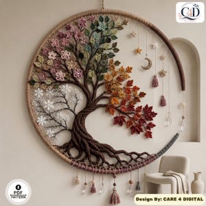 Puede incluir: Un tapiz circular con un &aacute;rbol tejido a ganchillo que representa las cuatro estaciones: flores rosas, hojas verdes, follaje oto&ntilde;al y copos de nieve blancos. Incluye estrellas colgantes, una luna creciente y borlas con cuentas de cristal.